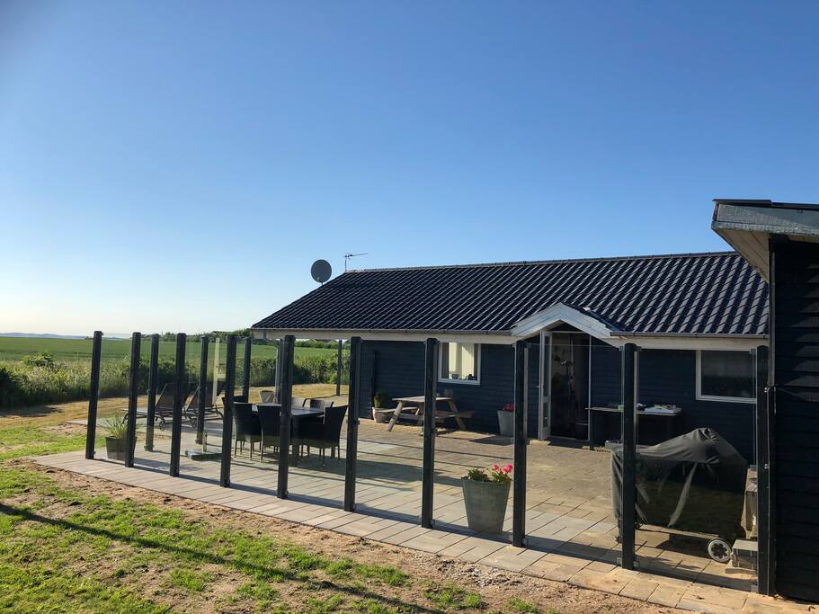 Har fået lavet nyt glashegn for at give mere læ, men samtidig bevare udsigten.