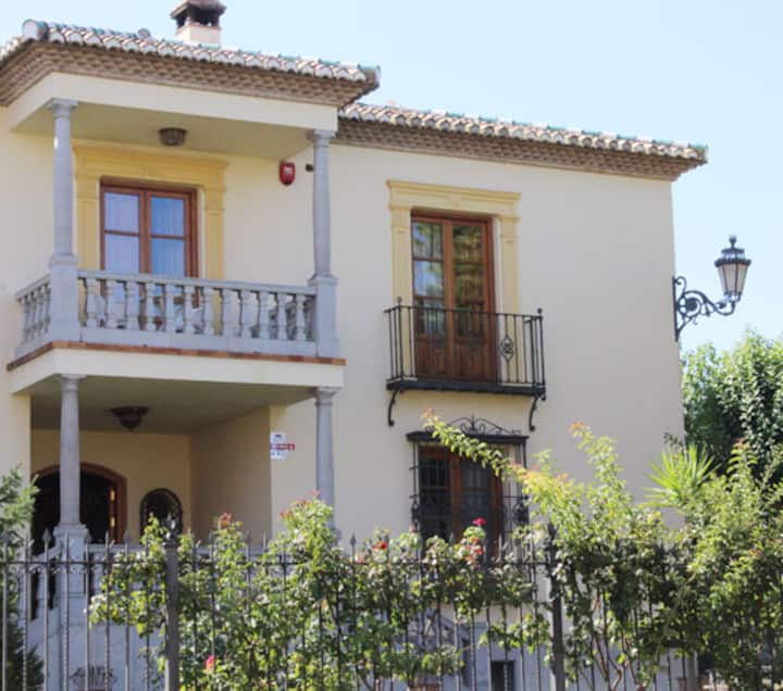 Casa Rural Andaluza De 12 Habitaciones Con Baño - Padul