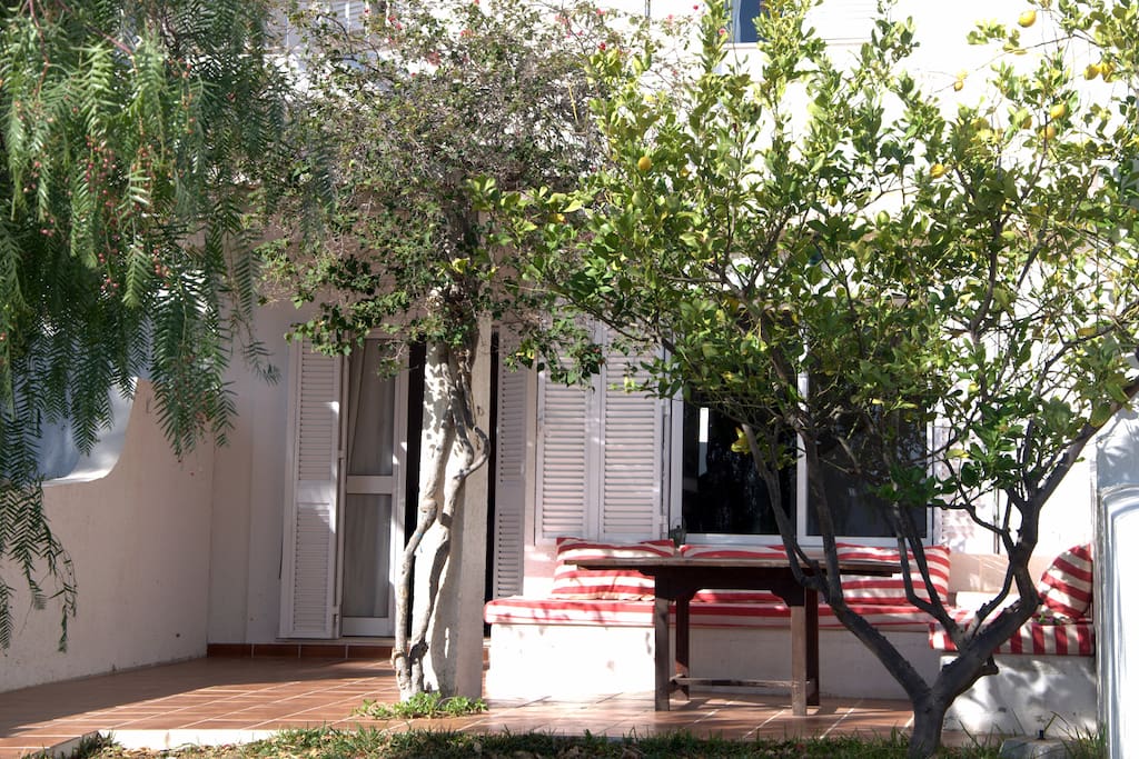 FACHADA Y JARDIN DELANTERO -VISTAS AL MAR-
