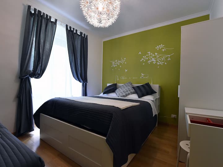 Главна спалня с едно единично и едно двойно легло 