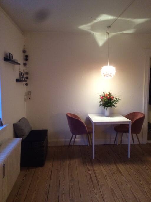 Spisebord med plads til to