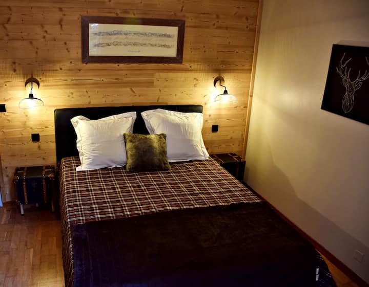 Bedroom 2 (chest of drawers, wardrobe, fireplace/desk)