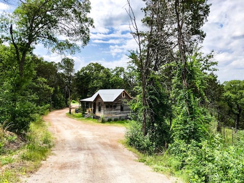 Dilly Dally Cabin - rustic retreat with hot tub