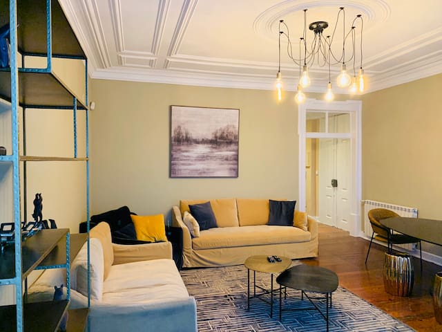 Emenda 1 – Charming Apartment in Chiado w/ Parking