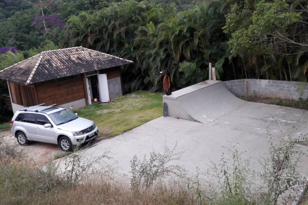 Chalé em Condomínio Fechado com praia privativa e cercado de muito verde (pista de skate na área de lazer - à direita)
