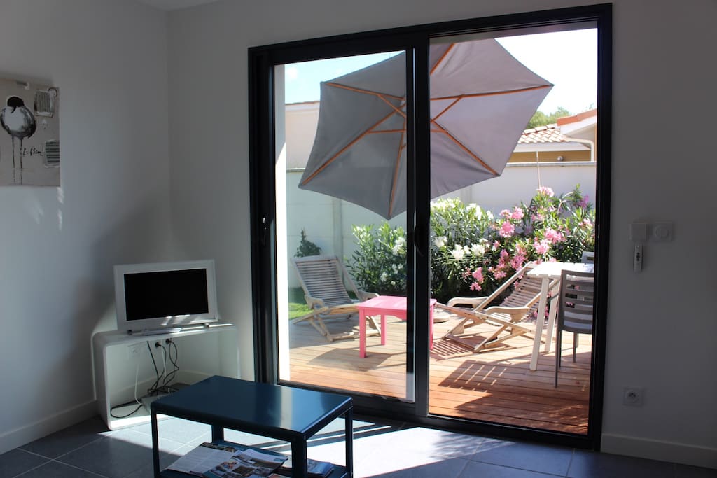 Pièce principale accès direct terrasse et jardin.