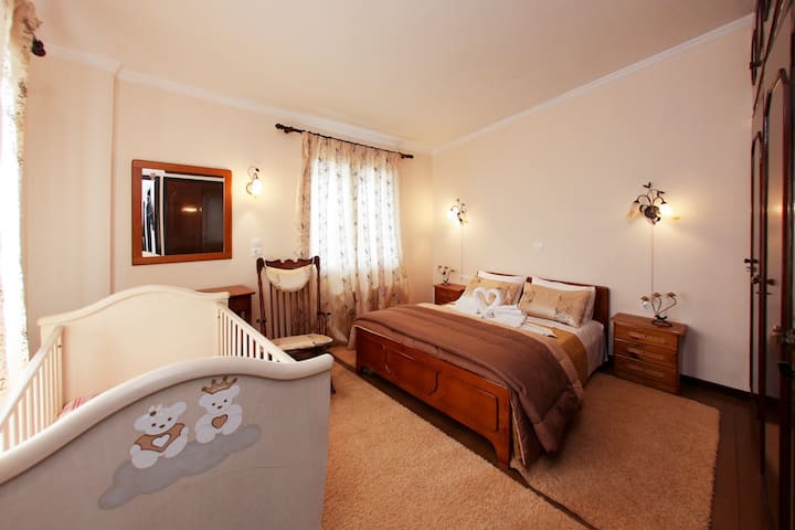 Villa Camera da letto con letto queen-size e culla