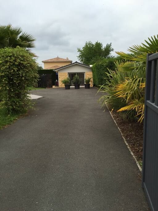 Allée principale avec portail motorisé, notre maison est à gauche sur la photo. Le logement est au fond.