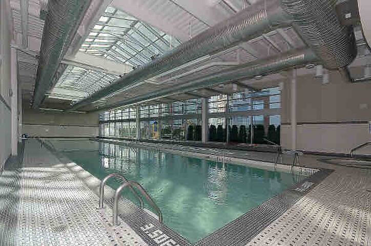 Skyline 2 BR Condo Surreal Mountain & Water View gallery image 3