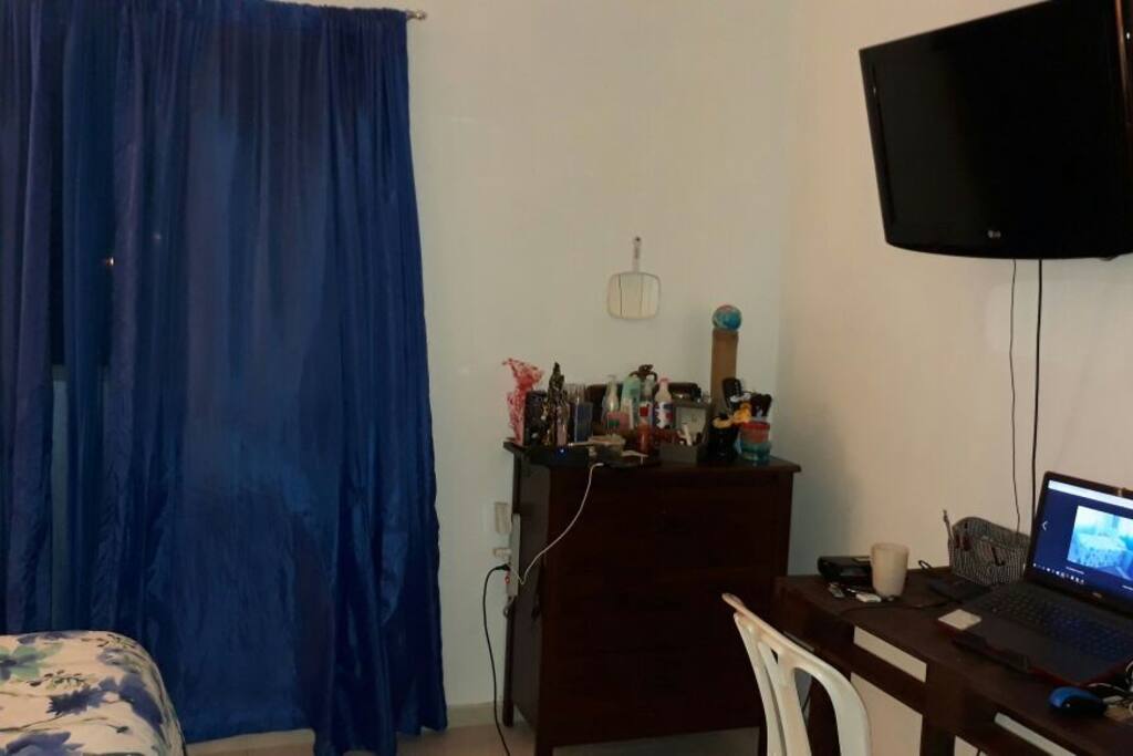 Escritorio, TV y guardarropa