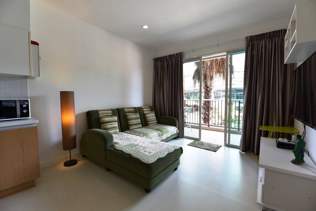 Spacious living/dining room