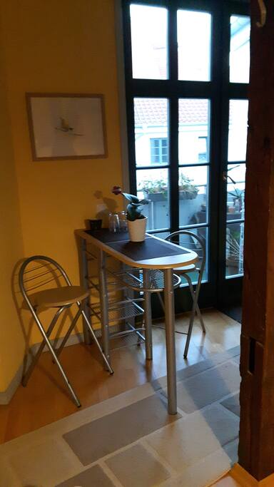 kleiner Essplatz am Balkon