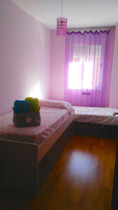 Habitación con dos camas.
