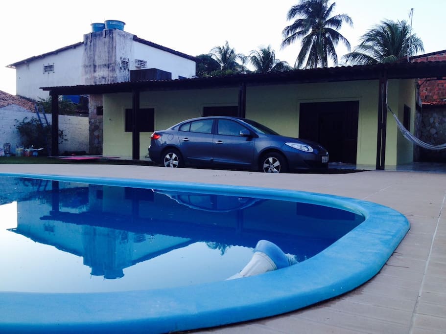 Piscina e frente da casa