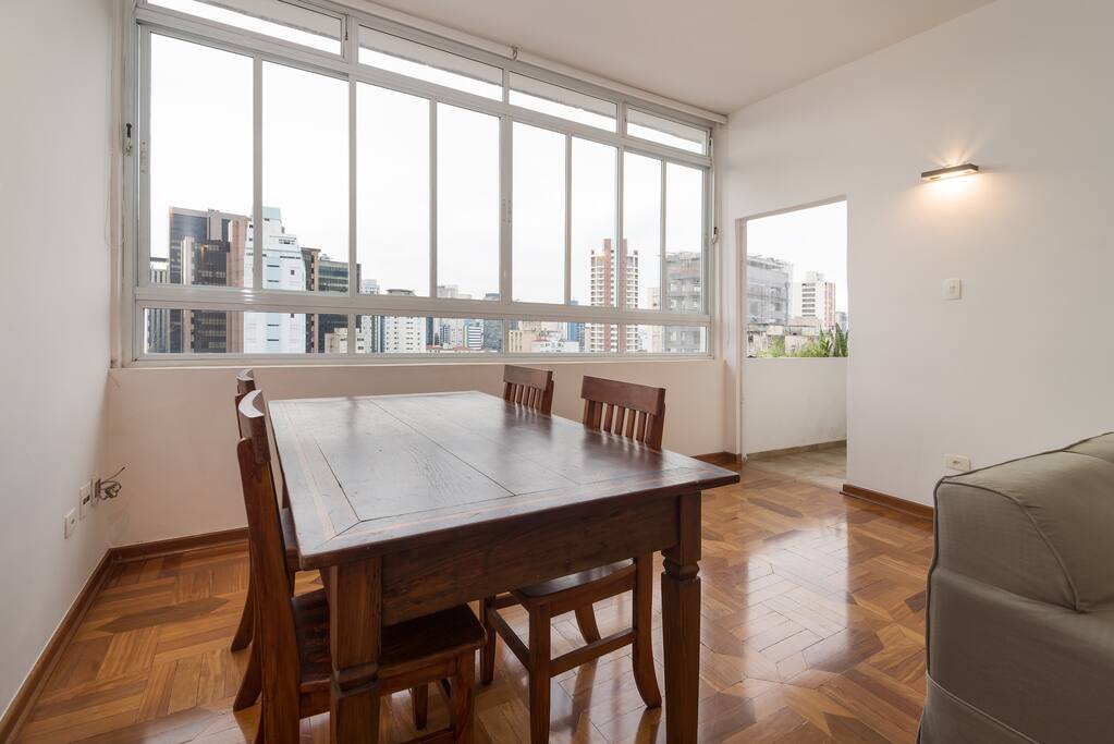 Big windows and the typical São Paulo Skyline