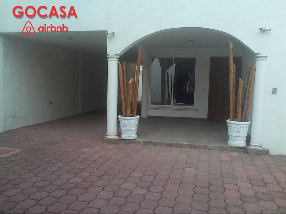 Entrada principal, amplios estacionamientos techado y sin techar. Puede recibir hasta 10 vehículos.