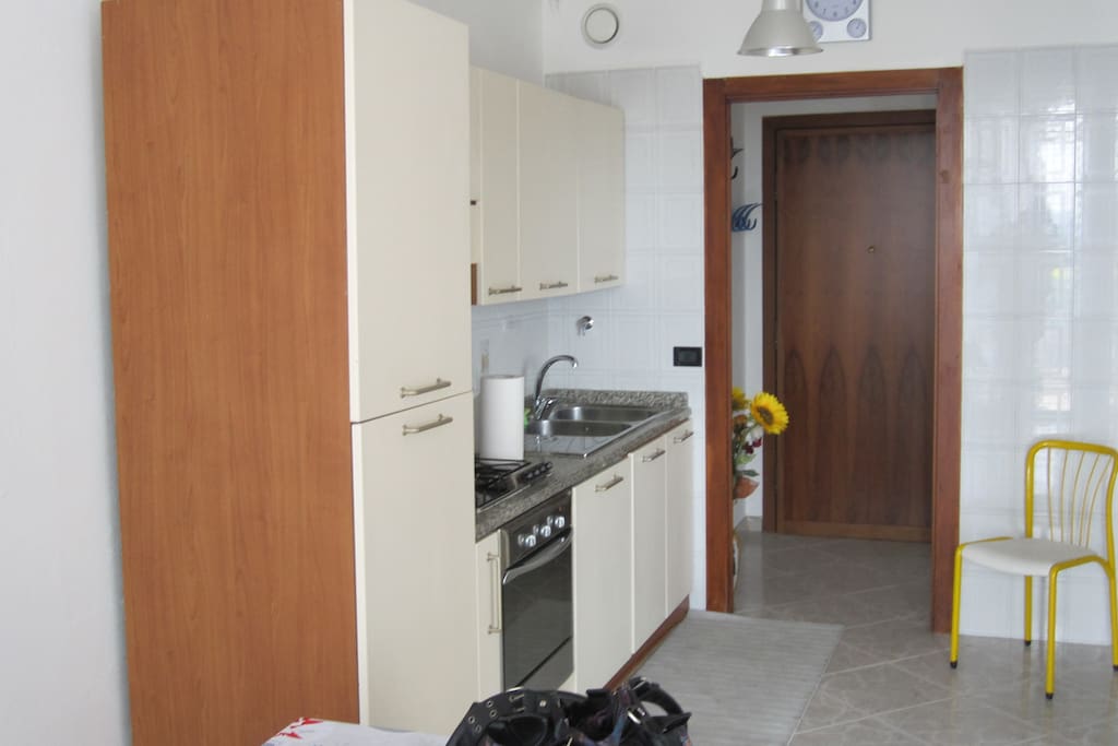 Cucina completa di elettrodomestici ed utensileria varia