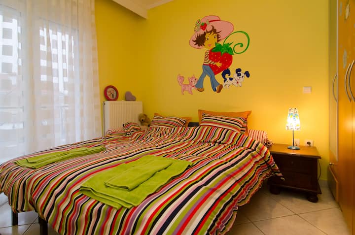 Dormitorio con cama matrimonial y armario