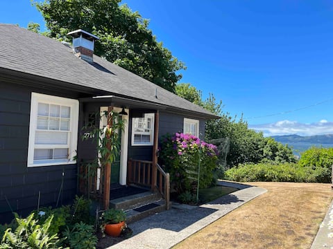 Astoria Cottage with River Views!