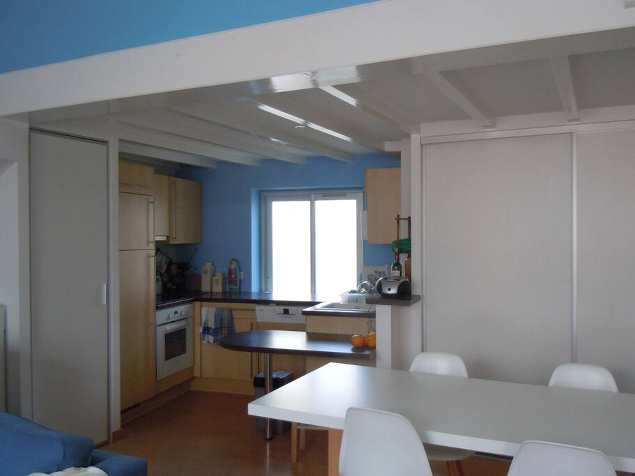 Cuisine américaine, et grande table pour les repas.