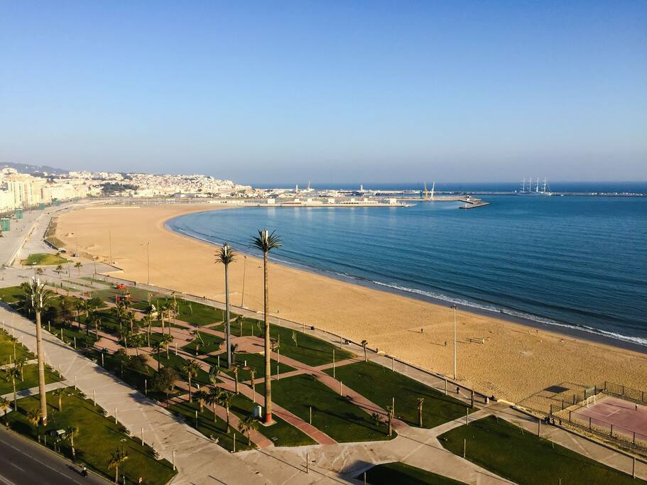 Vue depuis le grand et petit salon : la baie de Tanger.