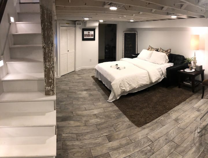 غرفة نوم في الطابق السفلي
