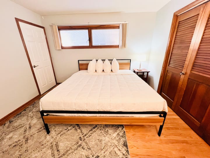 Chumba kikuu cha kulala kilicho na bafu la kujitegemea.