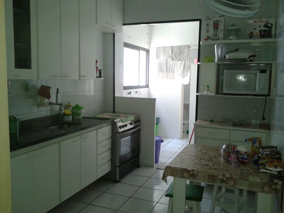 Cozinha e lavanderia, microondas, geladeira, fogao, ventilador