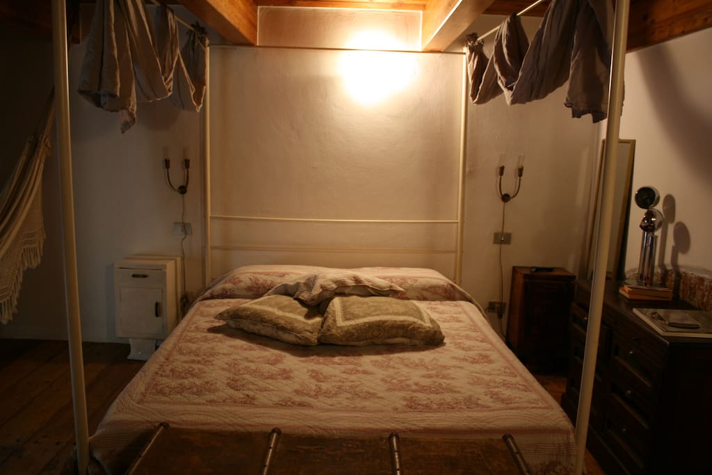 Great king size bed with "baldacchino"
