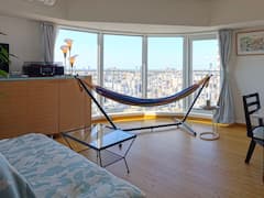 29th+floor%2C+room+with+hammock+and+record+player%2C+great+view%2C+2+minutes+walk+to+the+subway%2C+many+convenience+stores%2C+up+to+6+people