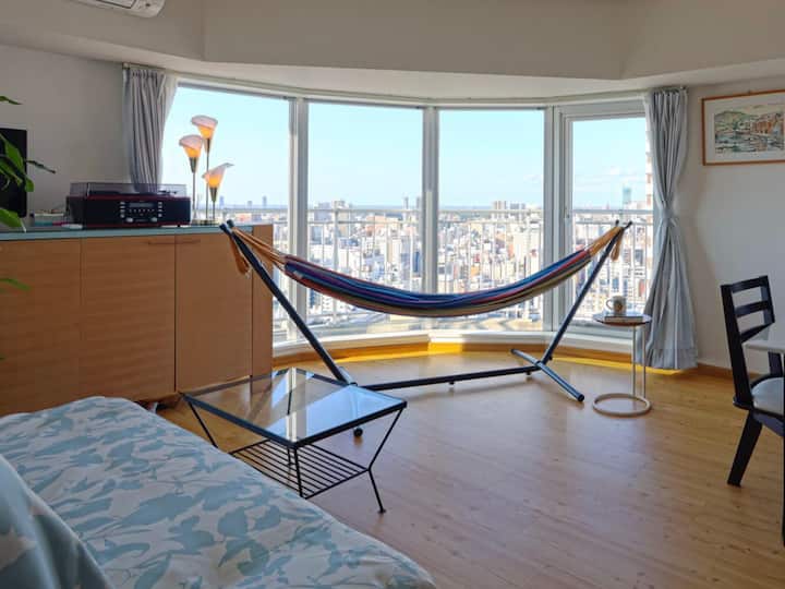 29th floor, room with hammock and record player, great view, 2 minutes walk to the subway, many convenience stores, up to 6 people