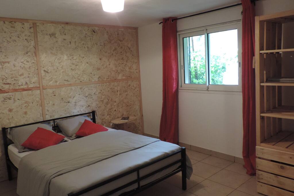 Chambre avec armoire de rangement