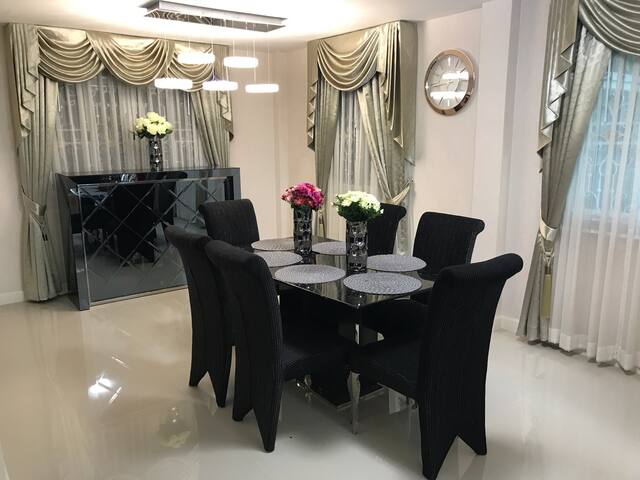 Experience a Peak of Luxury in this Modern House gallery image 3