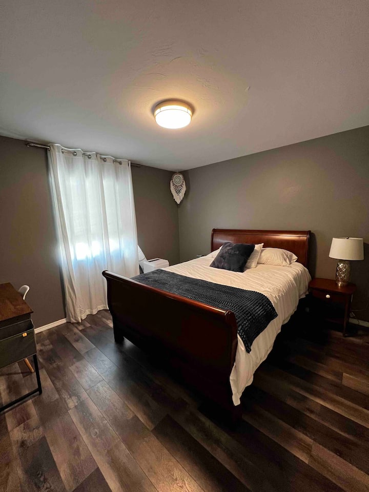 ห้องนอนหลักพร้อมห้องน้ำในตัวที่นอนเมมโมรี่โฟมควีนไซส์และพื้นที่ทำงานโดยเฉพาะ 