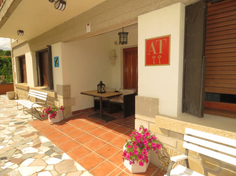 Terraza. Entrada principal. Zona chillout.