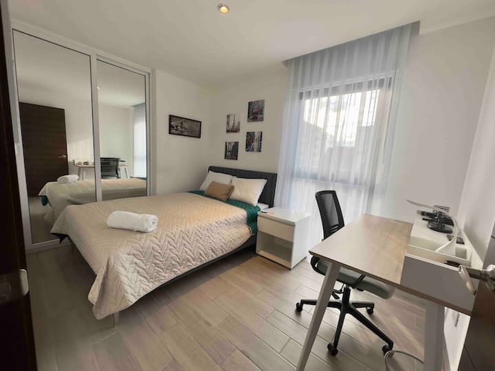 Სამუშაო მაგიდა ერთ-ერთ მეორად ოთახში 