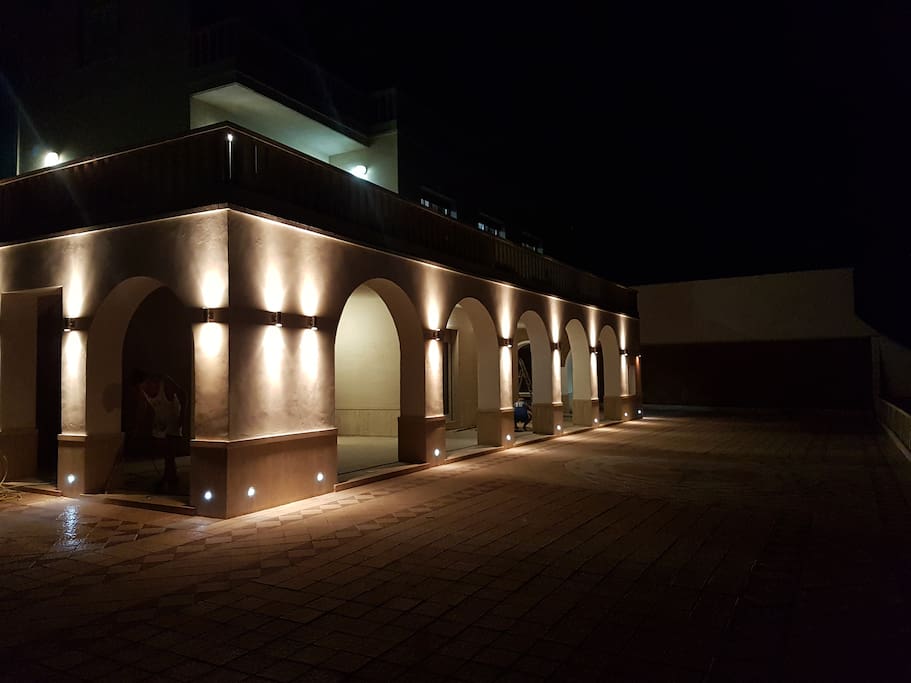 villa illuminata di notte