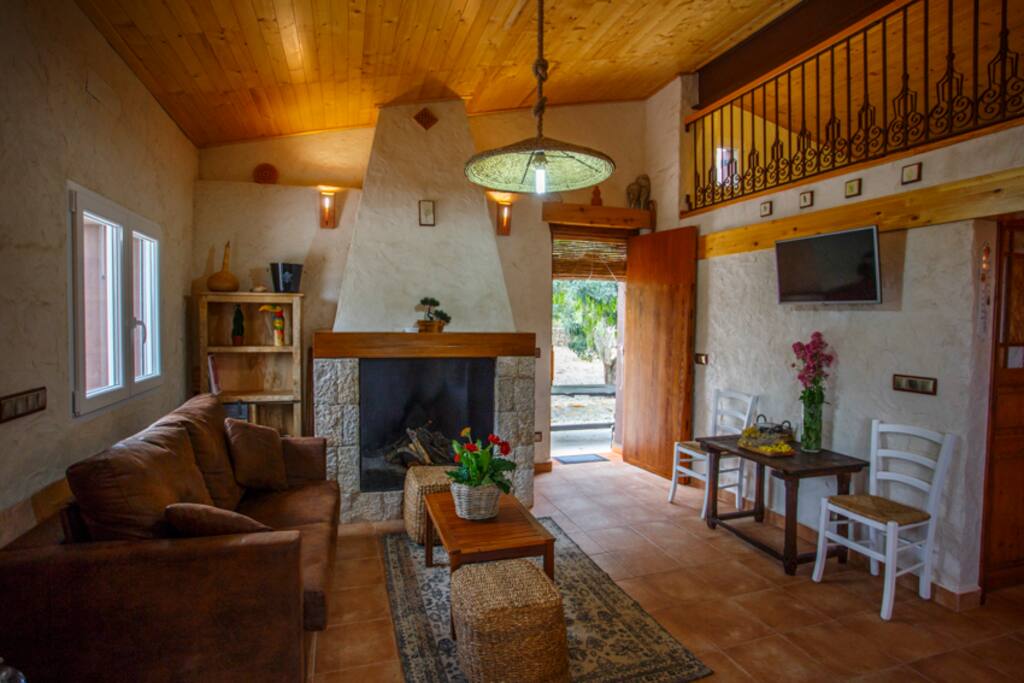 SALON-COMEDOR CON SALIDA AL EXTERIOR