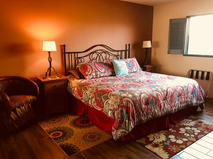 Tenemos una cama California King en la suite principal.