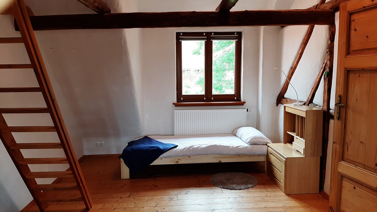 2. poschodie, jednolôžko. Rebrík vedie do úrovne na spanie pre 2 lôžka (približne 2,50 x 3,50 m).