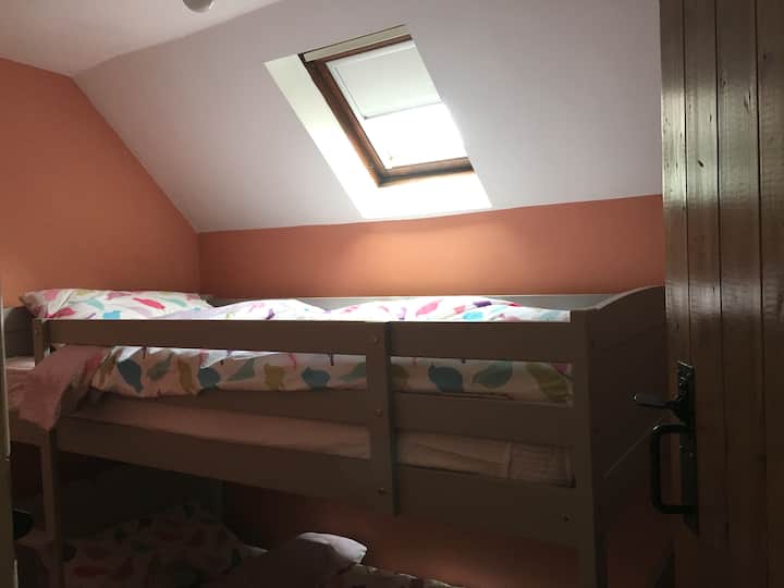 Quarto 2 - Beliches de tamanho completo.
