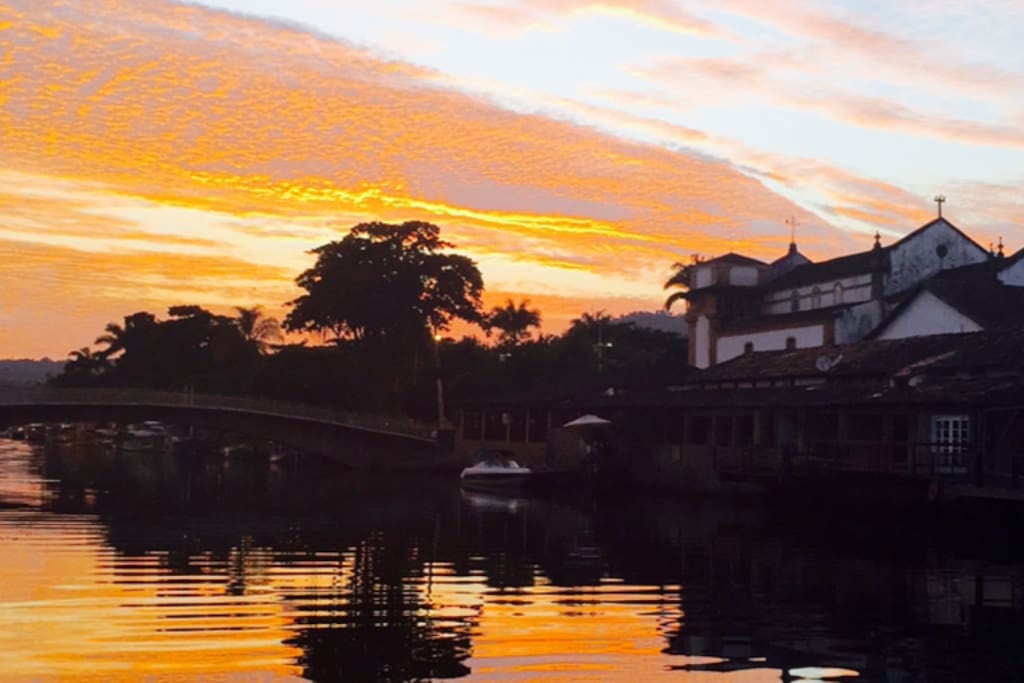 Amanhecer em frente a casa