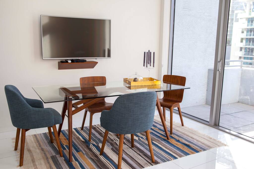 Dining are and cable TV
