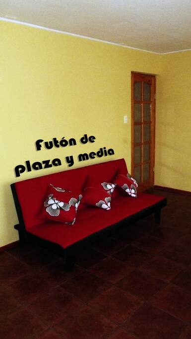 Cómodo futón de plaza y media.