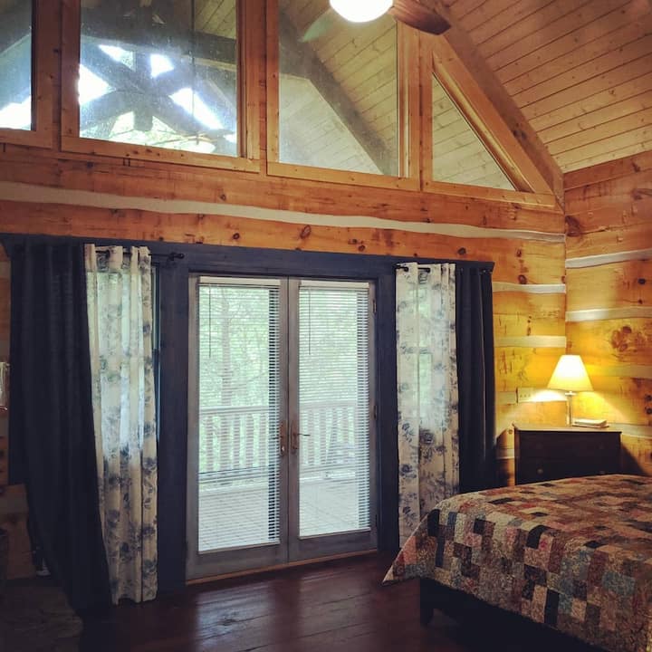 Krevat dopio "queen", me hyrje në verandë.