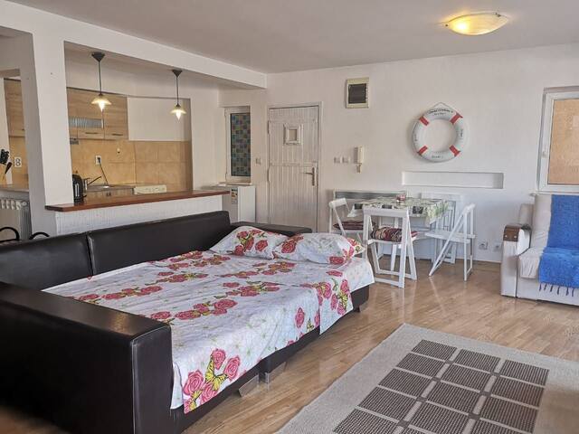 Big bright STUDIO for 3 next to OLD TOWN and beach