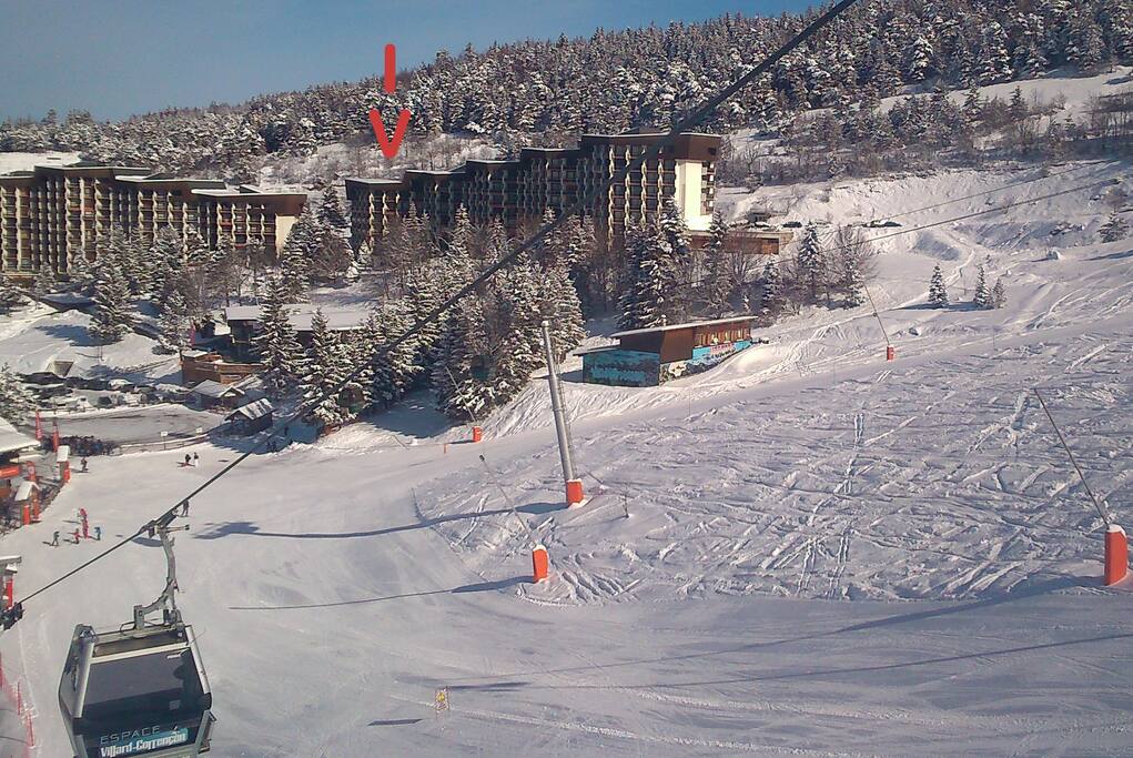 L'appartement se trouve au pied des pistes, au "Balcon de Villard"