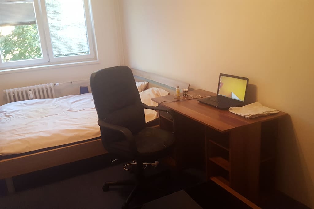 Studijni nebo pracovni stul + pripojeni k wifi