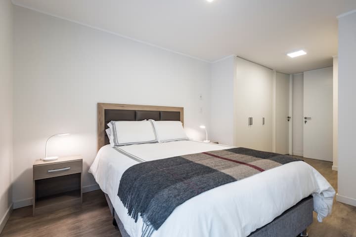 Habitación Queen con amplia zona de closets, y baño privado, además de TV Smart de 42 pulgadas