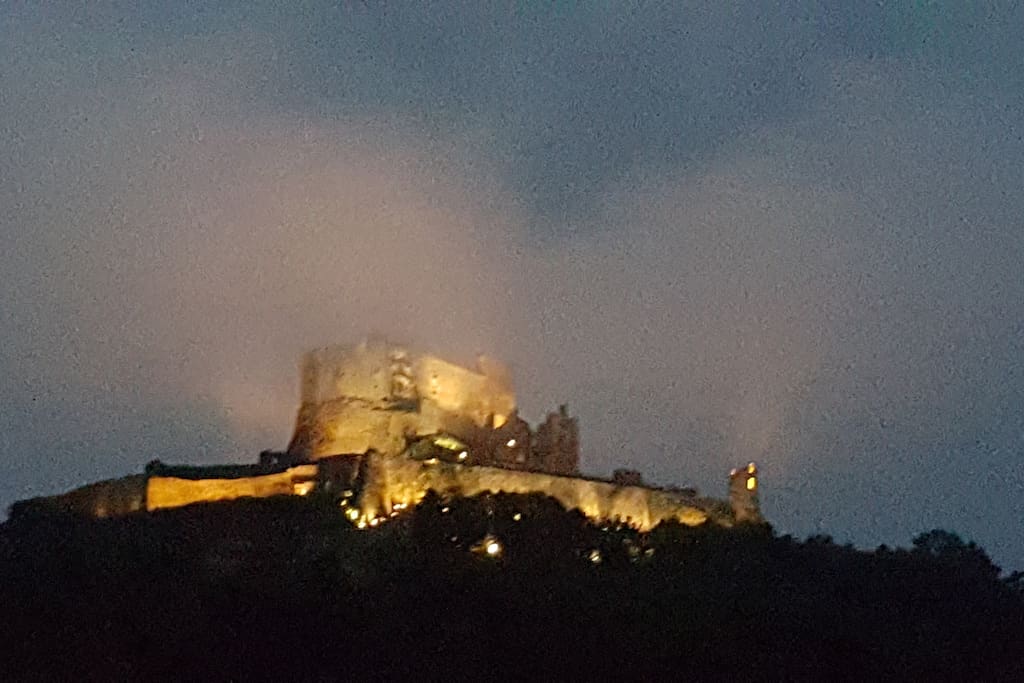 Vue sur le chateau la nuit depuis notre salon